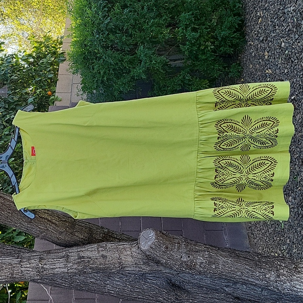 Green Sleeveless Dress with Embroidered Hem